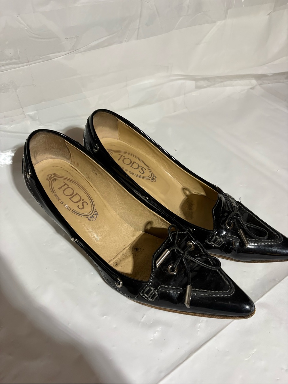 Tod's Black Patent Pointed Leather Heels with Bow and Metal Tips